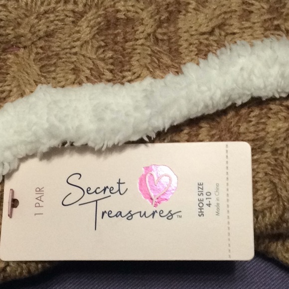 NWT faux fur slipper socks. Tan. Size 4-10. - Picture 5 of 6